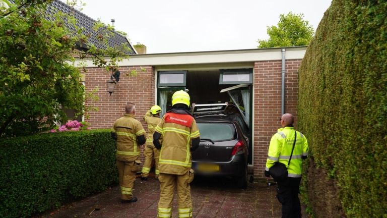 Man uit Akersloot rijdt huis van overburen binnen