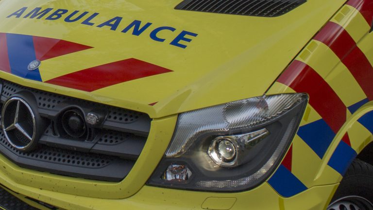 Gewonde in Oudkarspel: automobiliste te water na botsing met busje