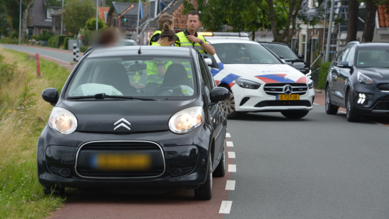 Automobiliste ramt betonnen rand met paaltje op Kanaaldijk