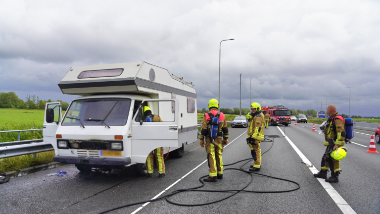 Camper vliegt in brand op A9