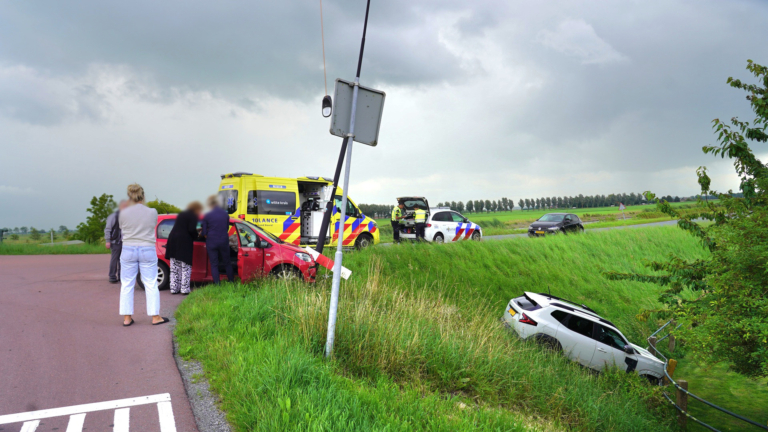 Auto schiet na botsing van Oostdijk