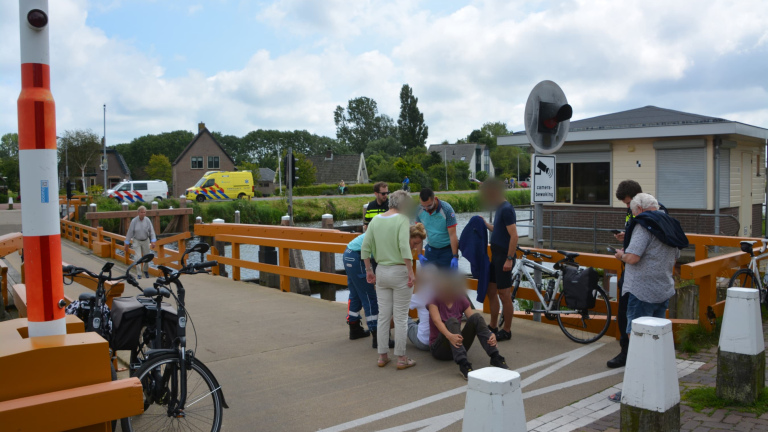 Fietser gewond op Koedijkervlotbrug; slagboom omlaag zonder alarmbellen