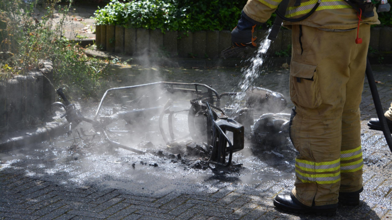 Man sleurt brandende scooter achter zijn auto door Huiswaard
