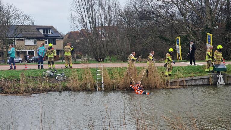 Grote inzet hulpdiensten vanwege verlaten fiets langs vaart in Ursem