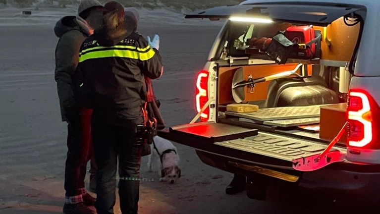 Douane onderzoekt aangespoelde pakketten op strand Bergen: inderdaad cocaïne