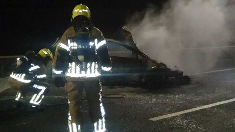 Auto vliegt in brand na aanrijding op A9 bij Akersloot