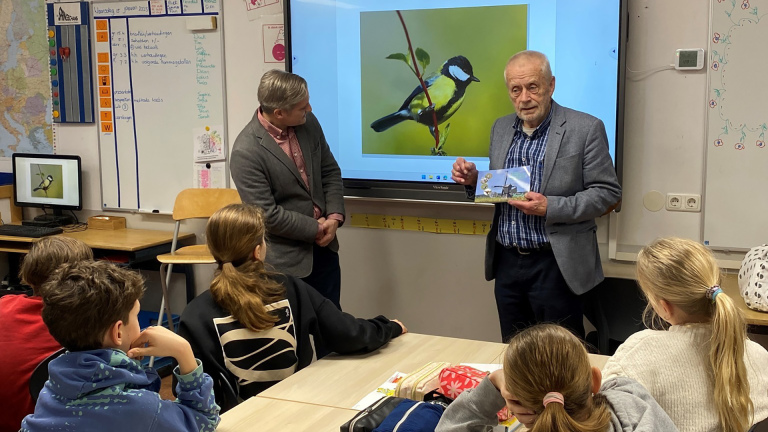 Boekje over vogels in Heiloo voor wethouder Tromp en groep 8 leerlingen