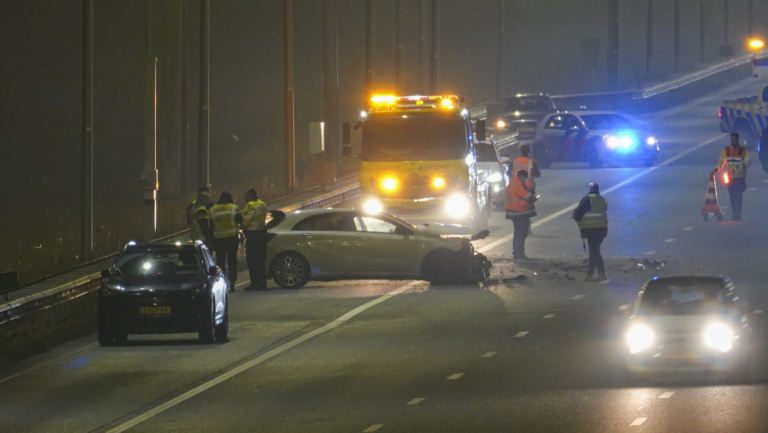 Gewonde en flinke schade na ongeval op A9 bij Heiloo