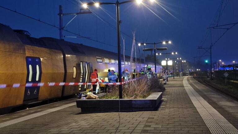 [UPDATE] Geen treinverkeer na ernstig ongeval op station Castricum: slachtoffer komt onder trein