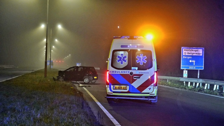 Automobilist schrijft auto af tijdens nachtelijke rit op Martin Luther Kingweg (N9)