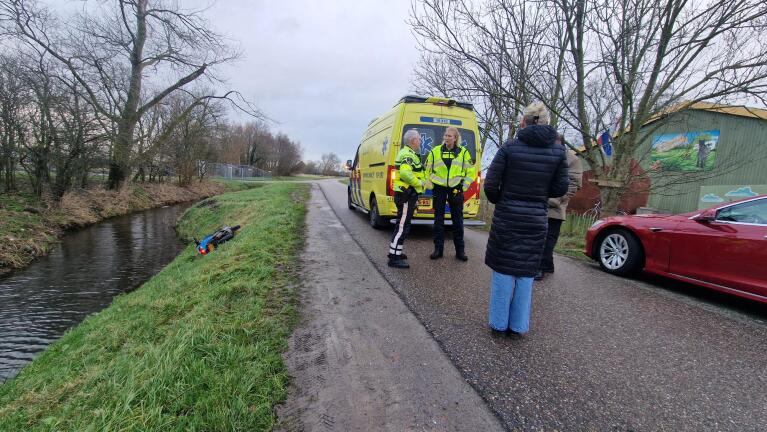 Scooterrijder gewond bij botsing met kerende taxi op Oosterdijk