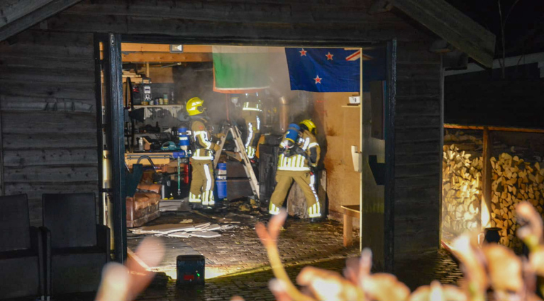Veel rook bij brand in schuur bij huis aan Benedenweg in Sint Pancras