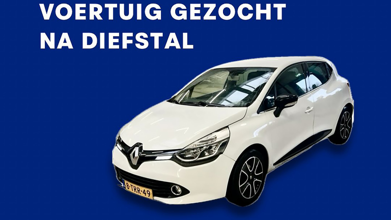 Witte Renault Clio met Nederlands kenteken "8-TRR-49" tegen blauwe achtergrond met tekst "Voertuig gezocht na diefstal".