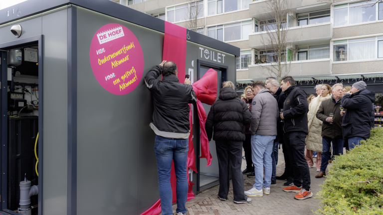 Feestelijke opening van hypermodern toilethuisje in Winkelcentrum De Hoef