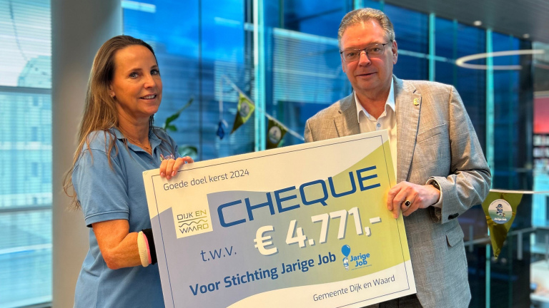 Stichting Jarige Job krijgt ruim 4.700 euro van ambtenaren Dijk en Waard: “Ontzettend blij”