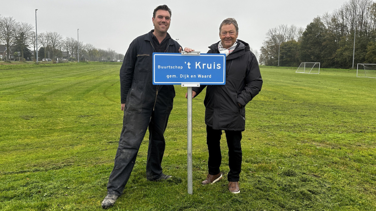 ’t Kruis toch blij met witte buurtschapsborden: “Het zijn ook de kleuren van onze voetbalclub KSV”