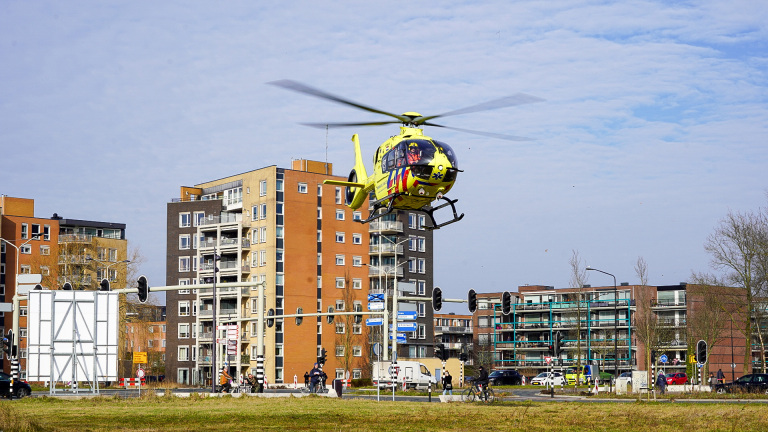 Traumahelikopter landt in Heerhugowaard voor medisch noodgeval