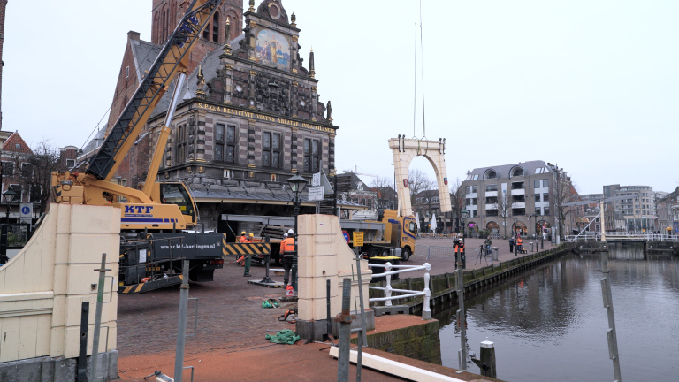 Nieuwe poort Bathbrug laat langer op zich wachten: “Wel op tijd voor nieuw kaasmarktseizoen”
