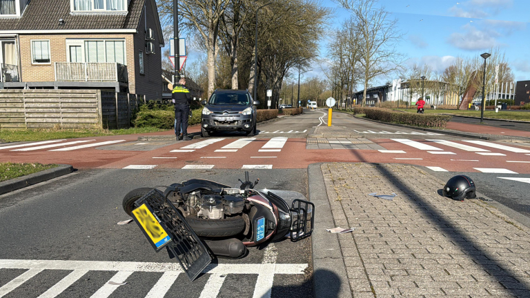 Scooterrijdster licht gewond na aanrijding Oostertochtpad Heerhugowaard