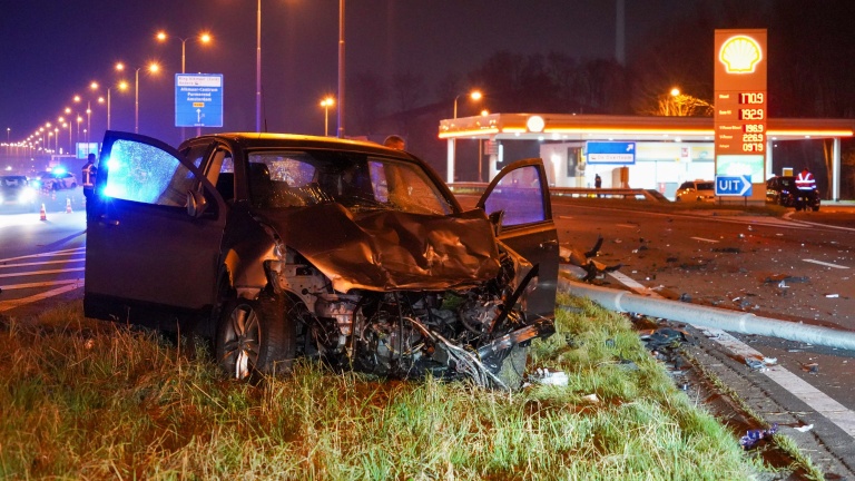 Frontale botsing tussen melkwagen en personenauto op N242: automobiliste zwaargewond