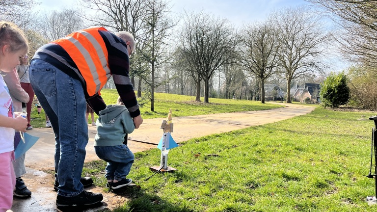 Kinderen lanceren eigen raket tijdens sterrenkijkdagen bij Saturnus: “Dit is toch het allermooiste dat er is?”