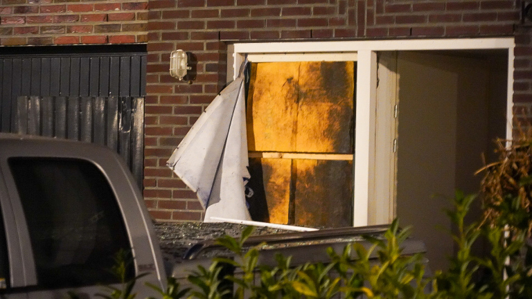 Nachtelijke ontploffing bij voordeur van huis aan Spectrum in Heerhugowaard