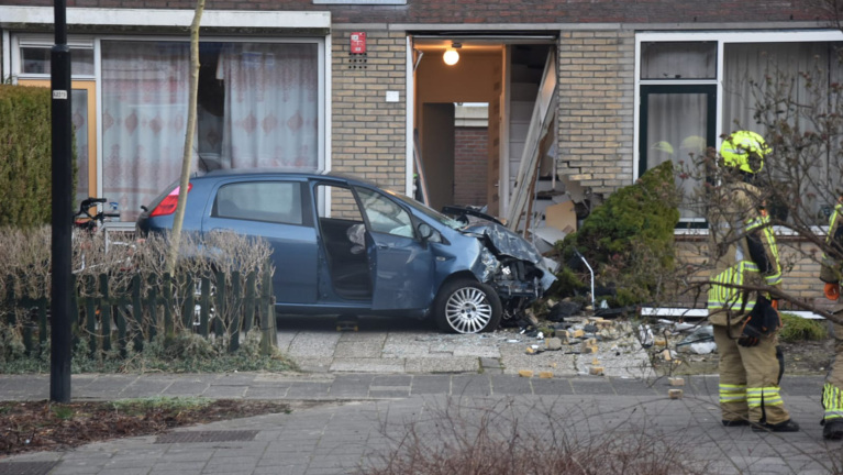 Ruw begin van de ochtend: automobilist botst tegen gevel woning