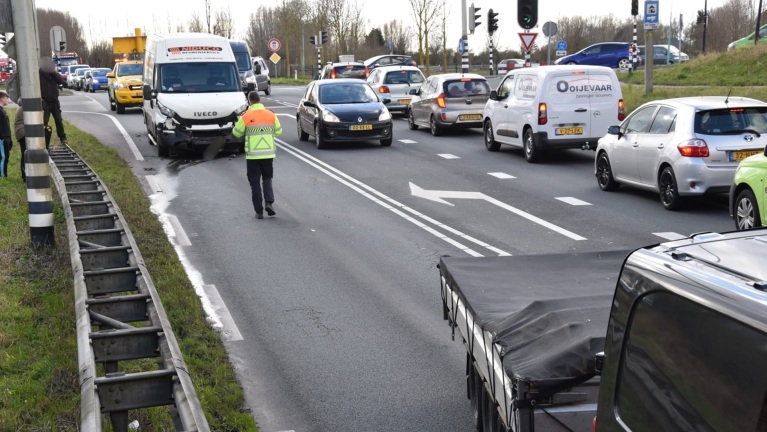Lange file op N242 door botsing bedrijfswagens boven Heerhugowaard