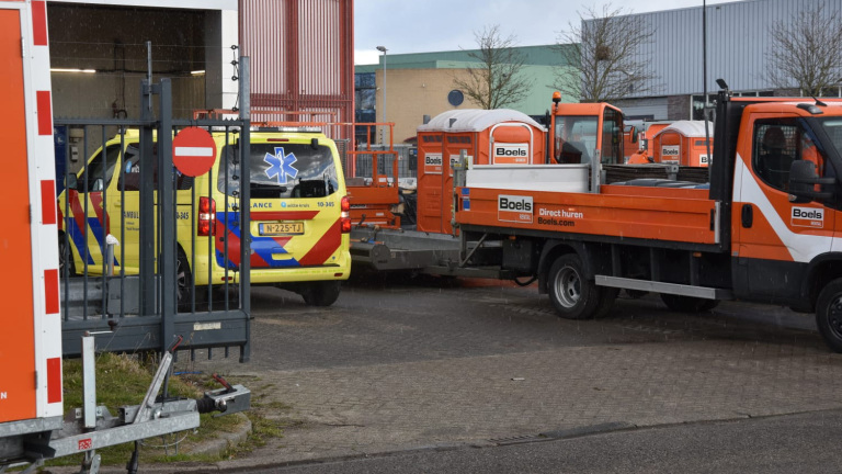 Accupakket knalt uit elkaar: medewerker krijgt schadelijke stoffen over zich heen