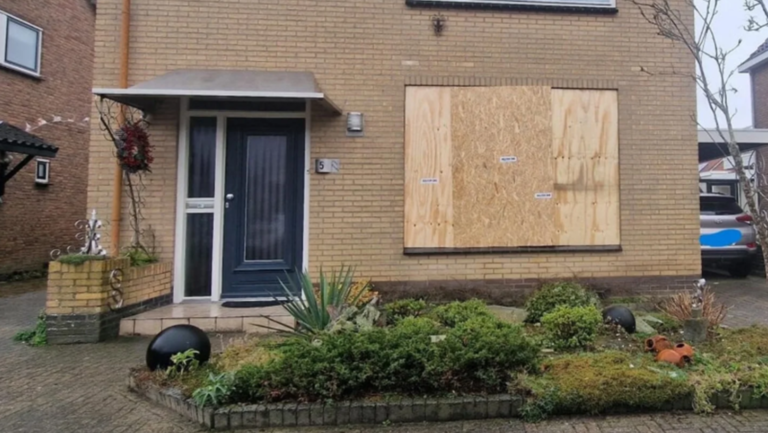 Beelden van vuurwerkaanslag bij huis aan Bilderdijkstraat tonen onbekende dader