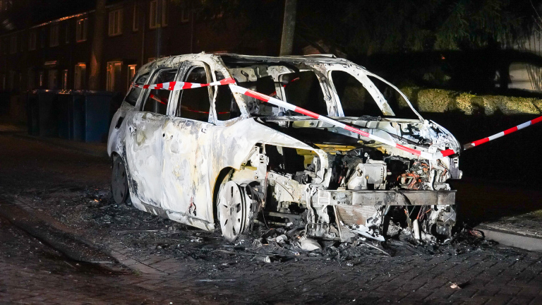 Buurtbewoners De Hoef schrikken wakker van harde klappen: autobrand in Israëlslaan