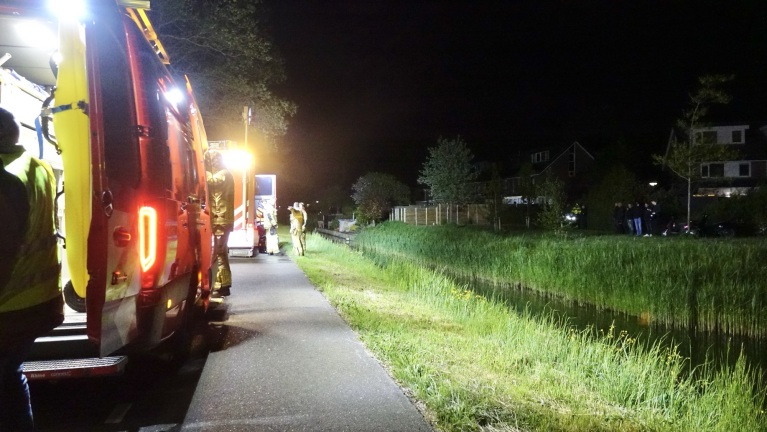 Hulpdiensten in actie na vondst van fiets met brandende verlichting in sloot