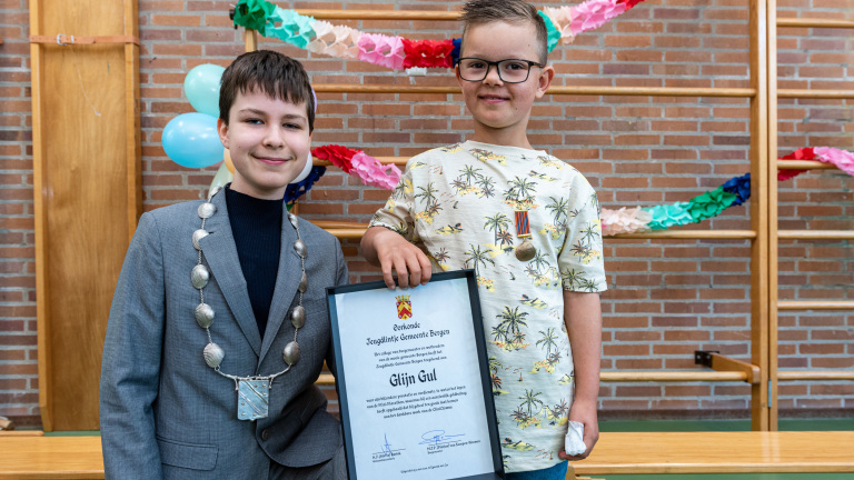 Zeven jaar en toch al een lintje: Glijn Gul uit Egmond aan Zee laat zien dat het kan