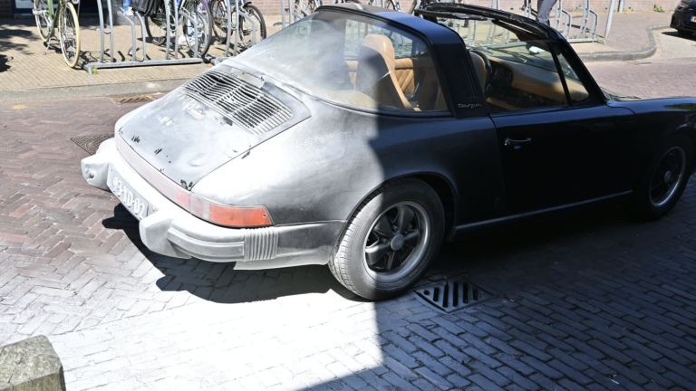 Porsche uit jaren 70 vliegt in brand in Bergen