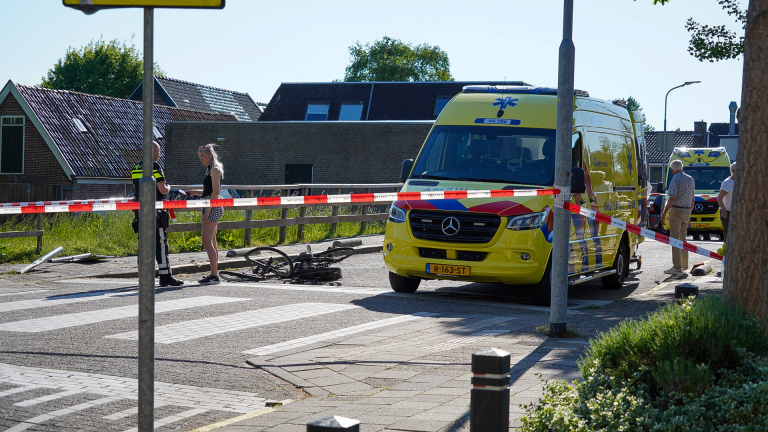 Fietsster overleden na aanrijding in Noord-Scharwoude, automobilist doorgereden