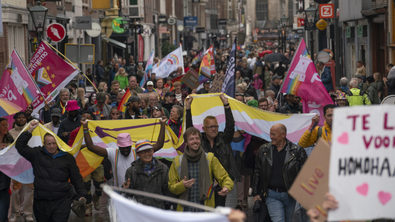 Pride Walk kleurt binnenstad Alkmaar in regenboogkleuren: “Alles mag er zijn”