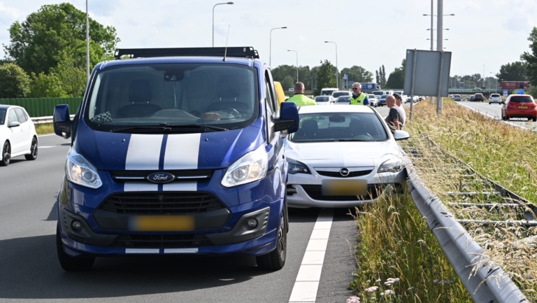 Klemrijder op de N242: auto in vangrail gedrukt door bedrijfsbusje