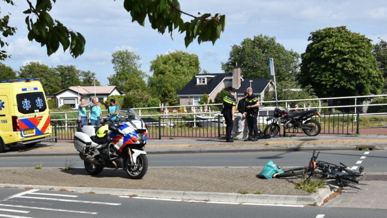 Flinke klap op Zeswielen: fietsster naar ziekenhuis na aanrijding