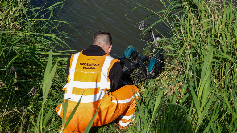 Man schiet met motor van Schermerdijk de vaart in