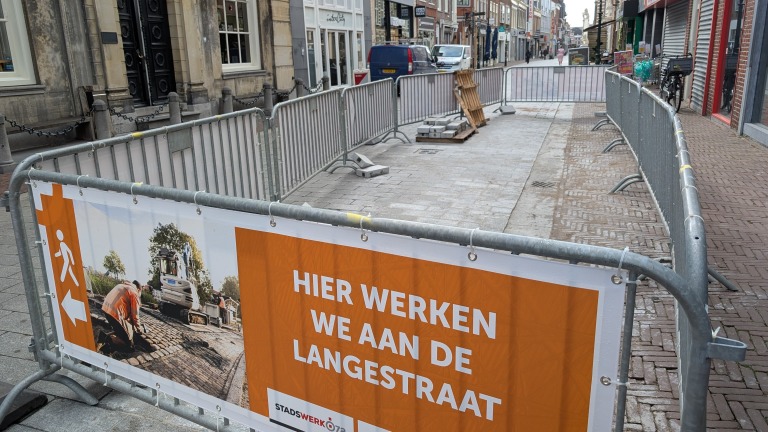 Alkmaarse Langestraat wordt – in afwachting van een nieuw ontwerp – stukje bij beetje weer struikelvrij gemaakt