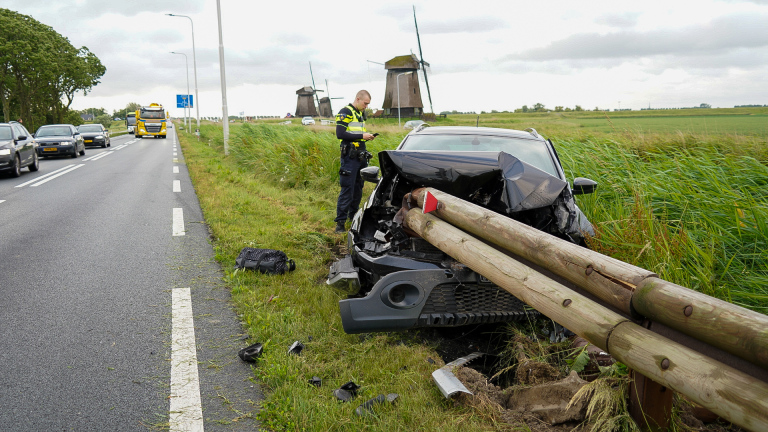 Verkeersconflict op Noordervaart eindigt voor bestuurder op uiteinde van vangrail