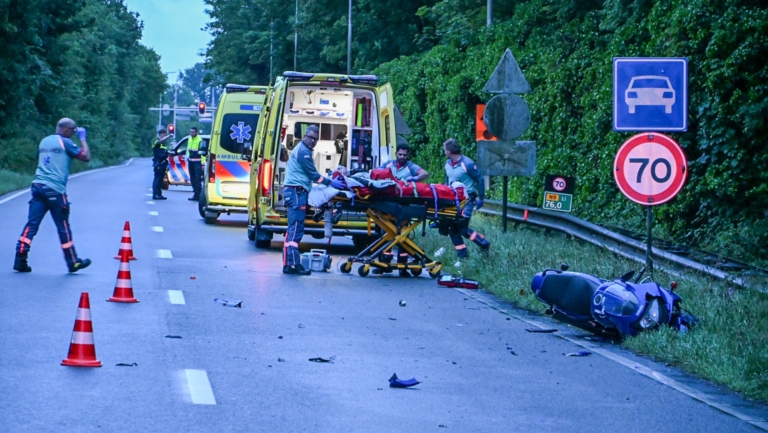 Motorrijder raakt ernstig gewond bij kop-staartbotsing op N9