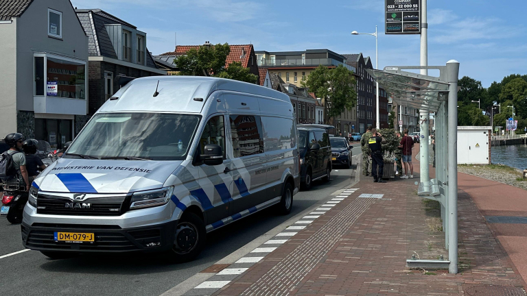 Explosieve vondst in Alkmaars kanaal: Cobra 6 zorgt voor afsluiting Kanaalkade