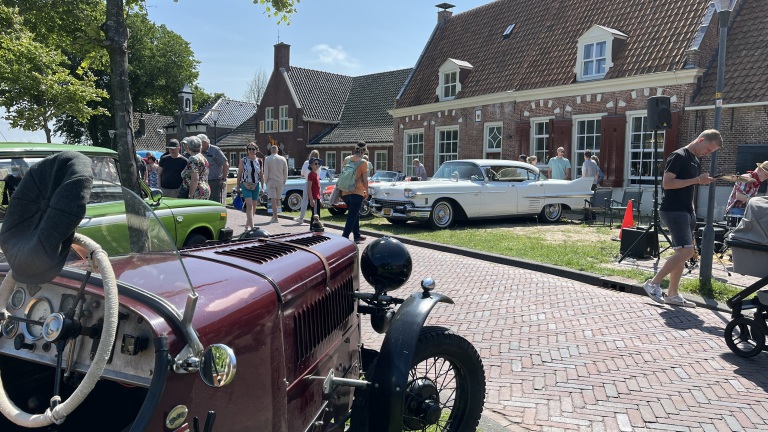 Oldtimers stelen de show tijdens zonnig Hoever Dorpsfeest: “Het nostalgische gevoel is geweldig”