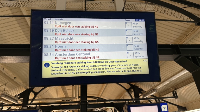 Reizigers zoeken hun weg tijdens NS-staking: taxi’s, bussen en dure keuzes