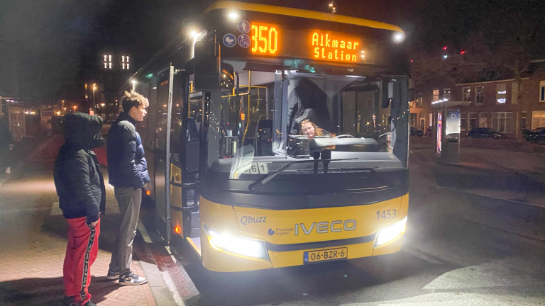 Vaker bus tussen Alkmaar en Leeuwarden dankzij extra miljoenen en nieuwe chauffeurs