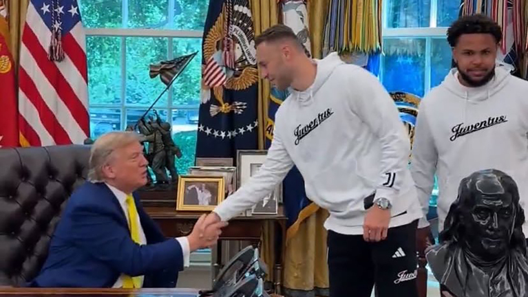 Castricummer en oud AZ-er Teun Koopmeiners schudt hand van Trump in Witte Huis