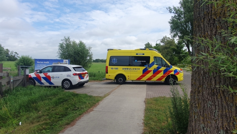 Man met fiets te water in Heiloo, gered door voorbijgangers