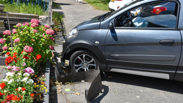 Brommobiel botst tegen tuintje aan na mislukte parkeerpoging