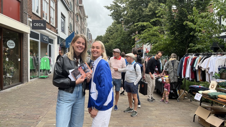 Van kast naar kraam: Alkmaarse Krissy en Lois lanceren eigen vintagemarkt